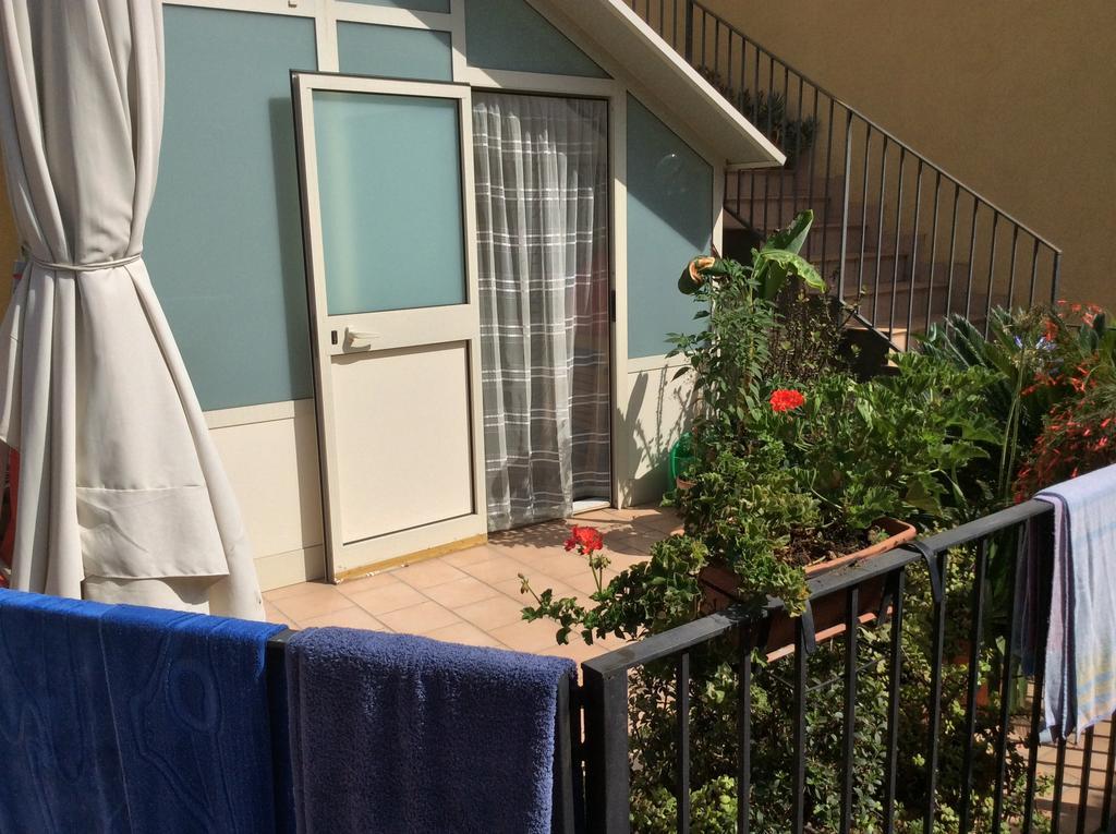 Cozy Apartment By The Sea Acireale Exterior foto